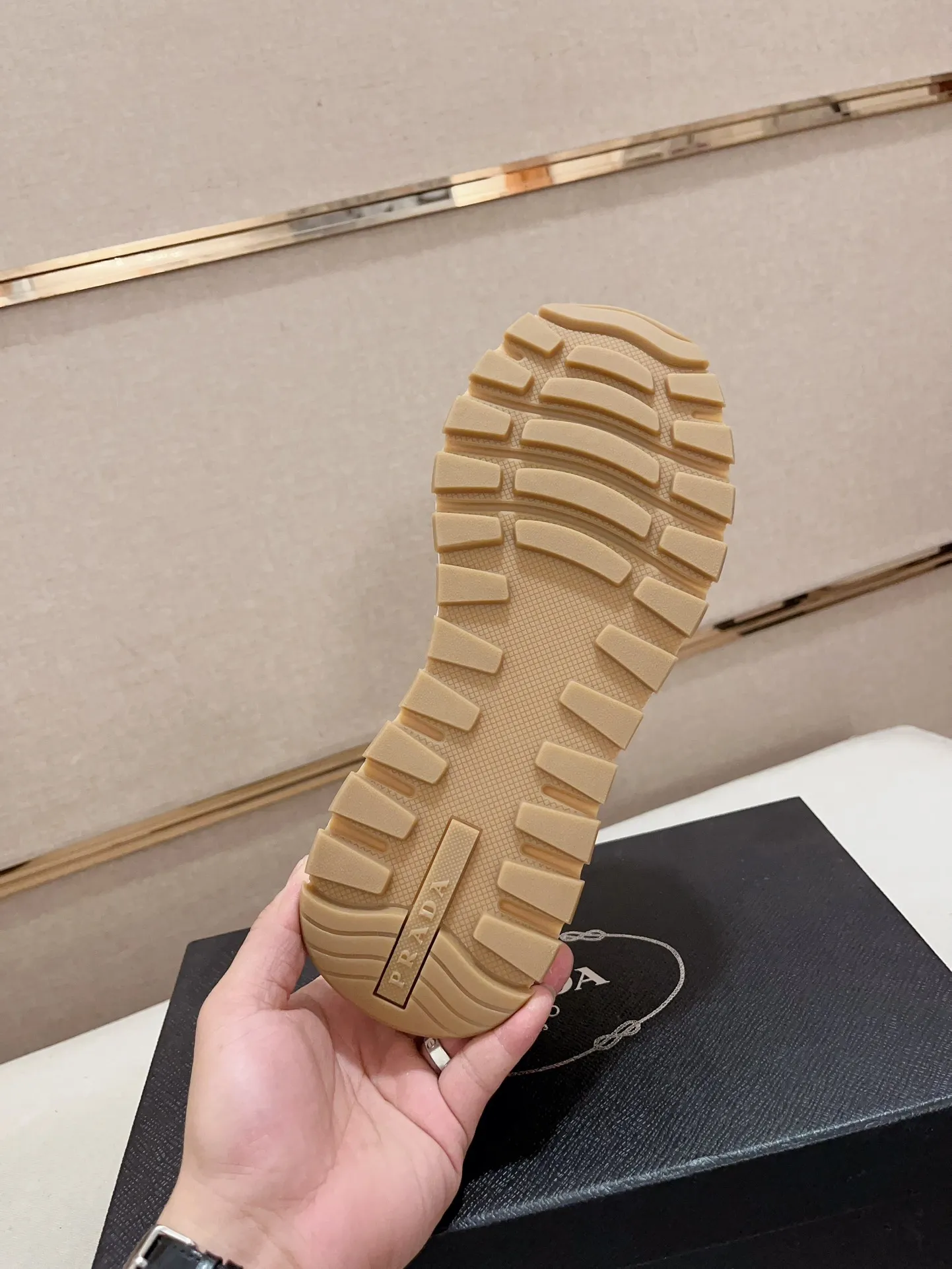 Men's shoes💰 540💰 ✔️✔️✔️Higher version High-quality new PRADA (Prada) counters are launched simultaneously. The new men's shoes and 😘fabric are made of selected first-layer cowhide ➕ breathable fabric technology. Lining: Full cowhide lining. 👍🏿 High-end ☄️ air-cushion molded anti-slip rubber outsole, exquisite lines, simple and elegant, comfortable and high-end for leisure travel. Code number: 38 to 44 (45 can be customized)
